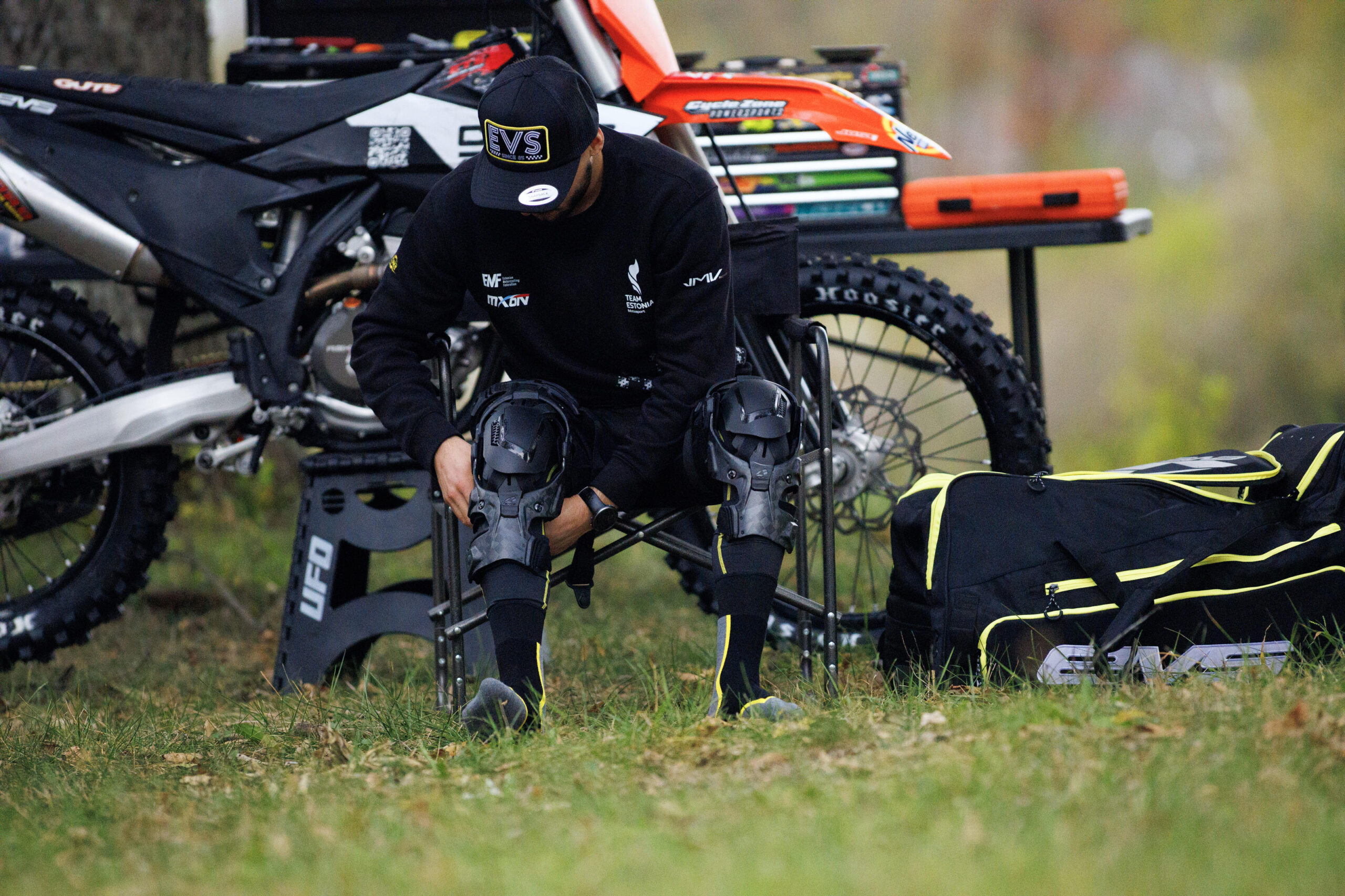 EVS Web Eclipse Knee Brace Black Pair XL - Image 3